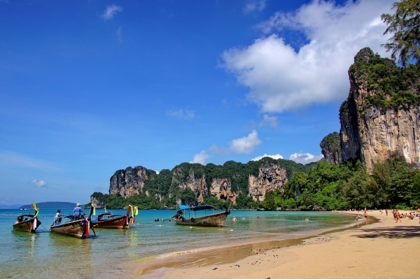 Длиннохвостые лодки в центральной части пляжа Railay