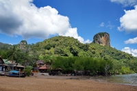 Ресторанчики на берегу пляжа Railay East