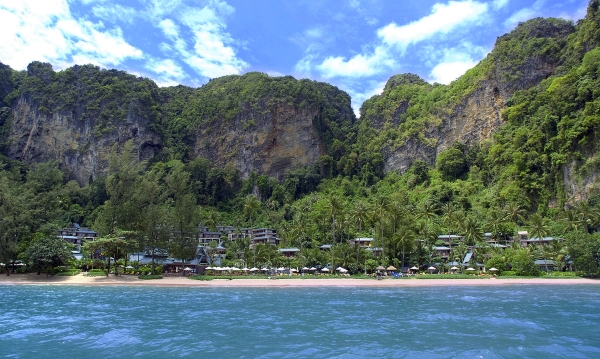 Вид на пляж Pai Plong и отель Centara Grand Beach Resort Krabi