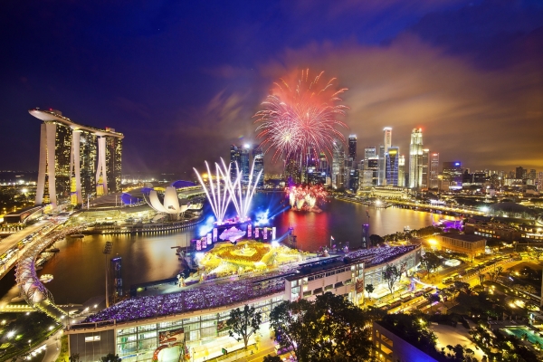 Фейерверки над Сингапуром, при увеличении картинки