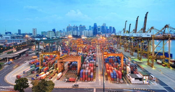 Сингапурский порт - один из самых крупных портов в мире и лидер по абсолютному тоннажу