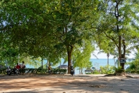 Платная стоянка перед пляжем Rocky`s Beach