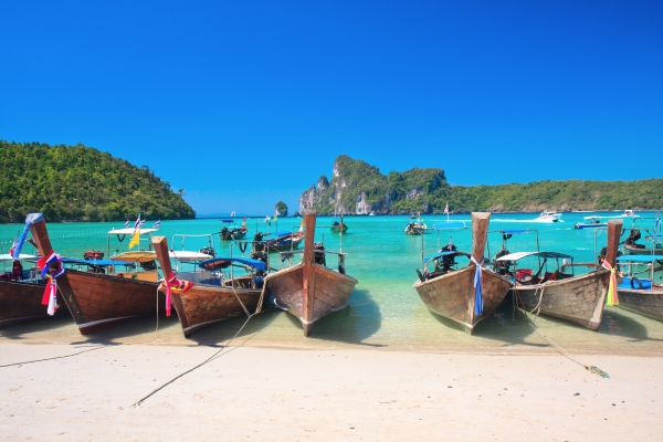 Longtail boats на пляже Loh Dalum острова Phi Phi Don