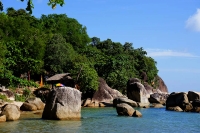 Скопление валунов в северной оконечности пляжа Rocky`s Beach