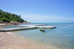 Плавучий пирс у берега, север Samrong bay